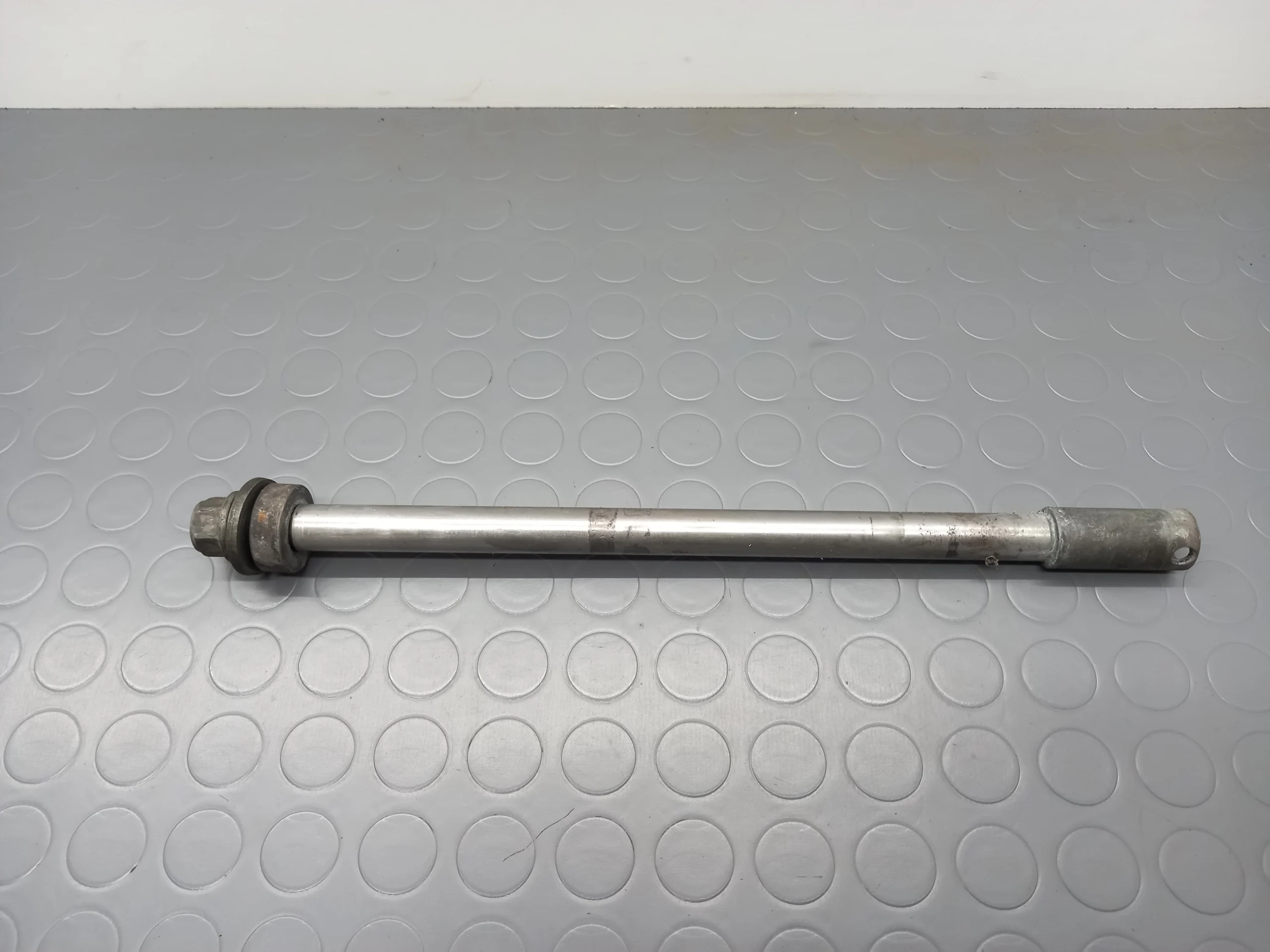 Rear wheel axle Yamaha XJ 900 S (4KM 004) Yr.
1995