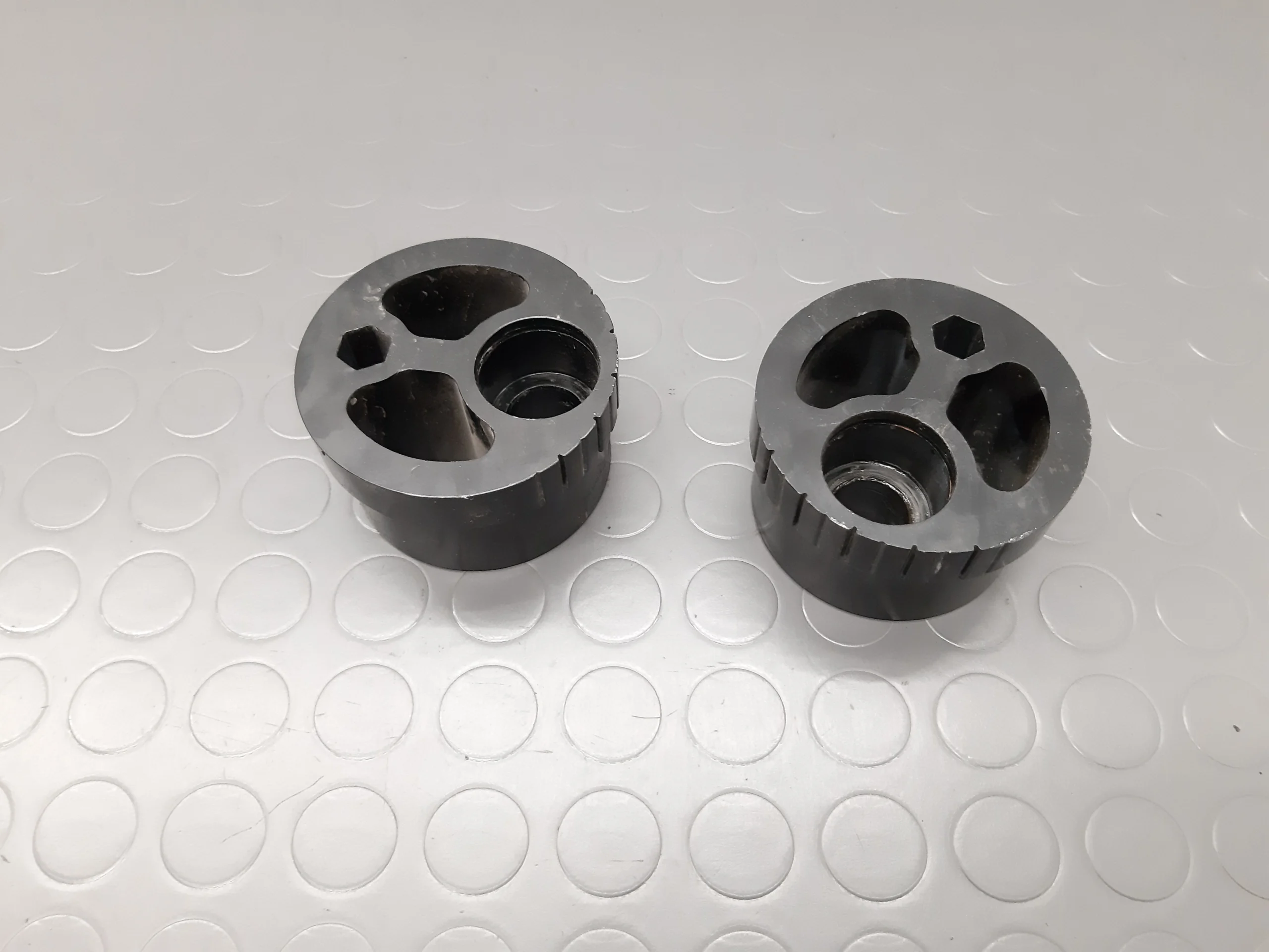Rear wheel mounts Triumph Tiger 900 Yr. 1993-98