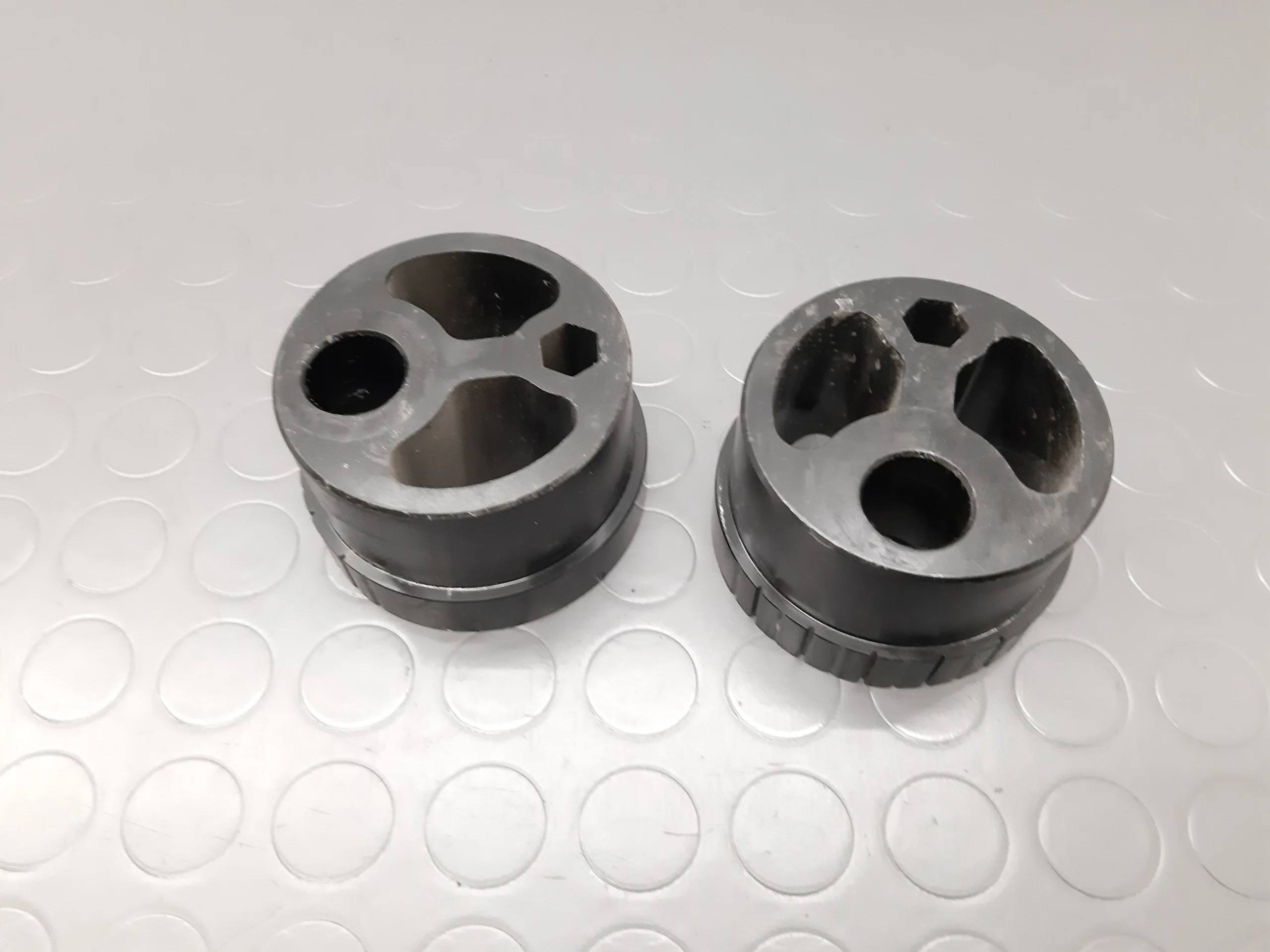 Rear wheel mounts Triumph Tiger 900 Yr. 1993-98 - Image 2