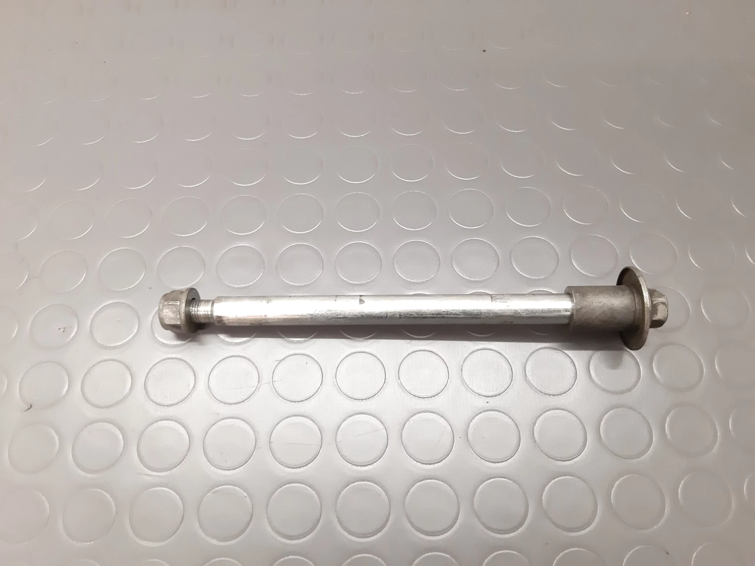 Front wheel axle Suzuki GS 500 E (GM51A) 1988-95