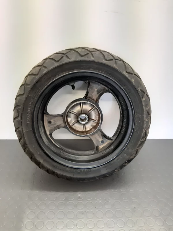 Roue arrière Suzuki AY 50 AA Katana année 1997-06 – Image 2