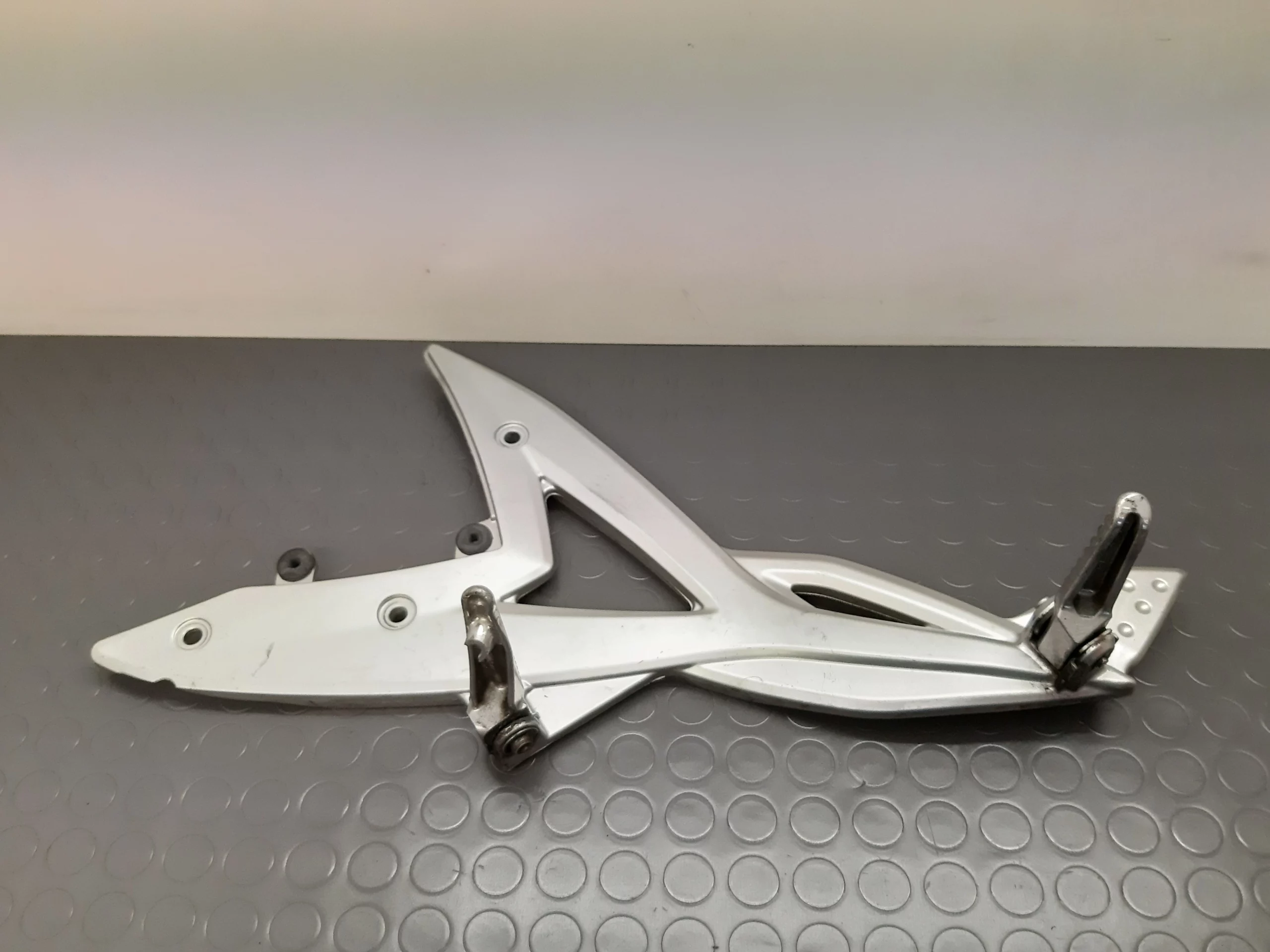 Fussrasten links (35063-0285) Kawasaki ER-6N 650 Jg. 2006-2011