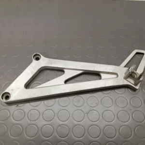 Fixation repose-pieds (35011-1557) Kawasaki KLE 500 à partir de 1991