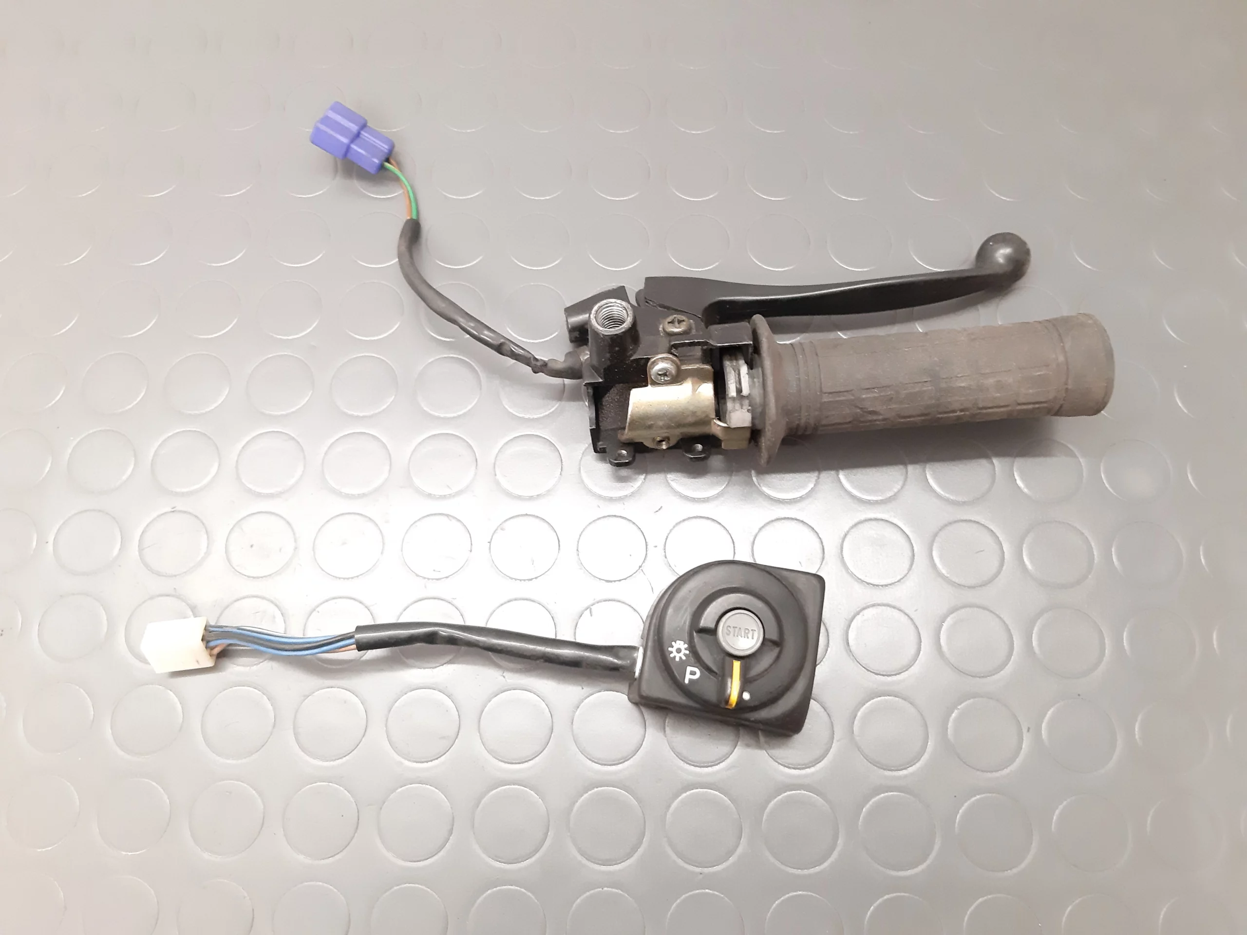 Interrupteur/levier de frein Yamaha XC 125 BELUGA année 1990-98