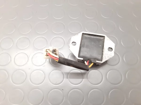Voltage regulator Yamaha DT 125 LC35E 1985/86 - Image 2