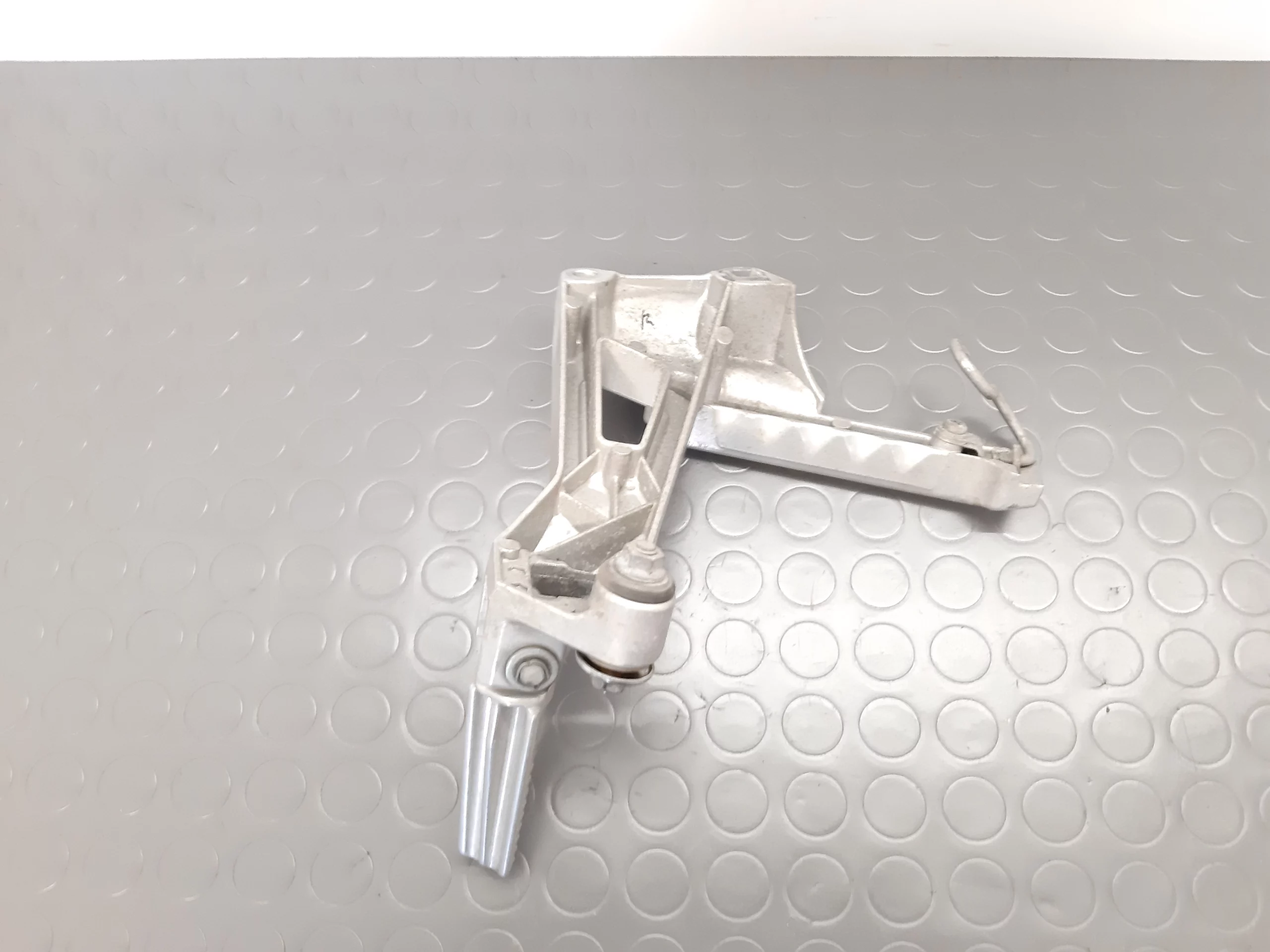 Rear right footrests Honda VFR 750 F (RC24) Yr. 1985-89 - Image 2