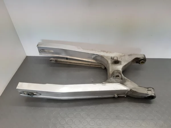 Bras oscillant Honda VFR 750 F (RC24) année 1985-89 – Image 2