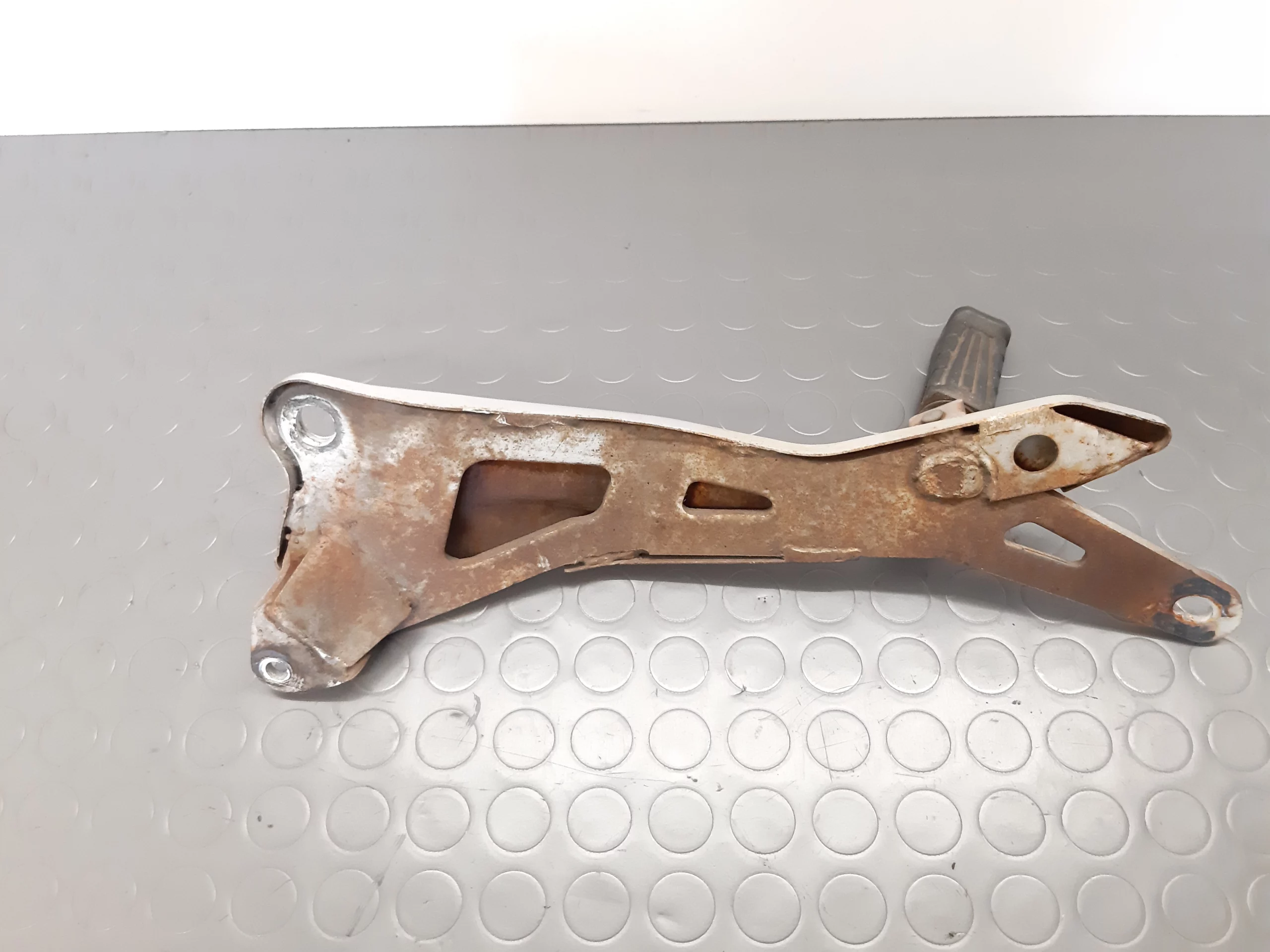 Footrests right Yamaha YBR 125 CUSTOM Yr. 2008-2016 - Image 2