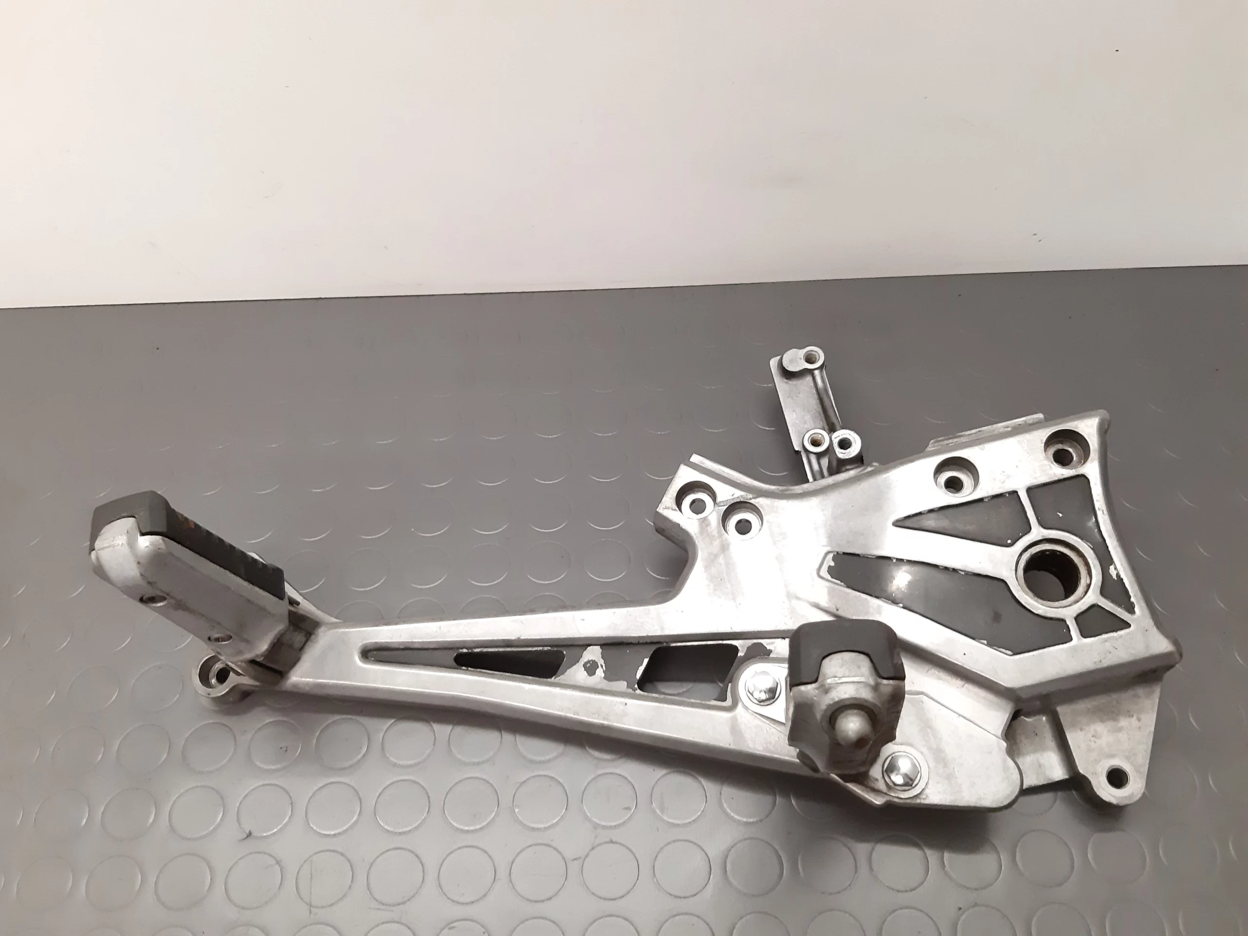 Footrests right Kawasaki GPZ 900 R (ZX900R) year 1984-93
