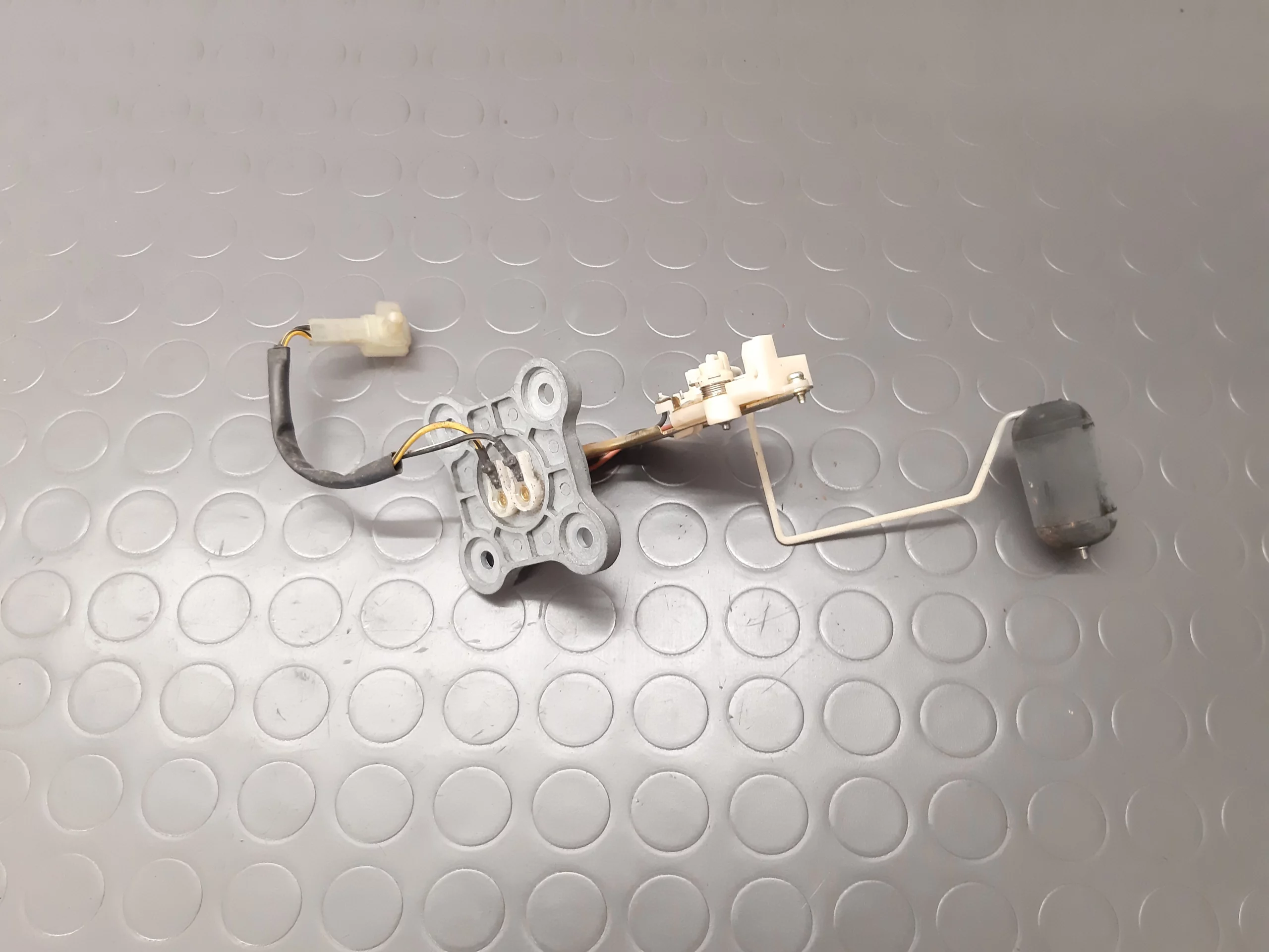 Fuel tank sensor Suzuki GSF 600 U Bandit Yr. 2004 - Image 2