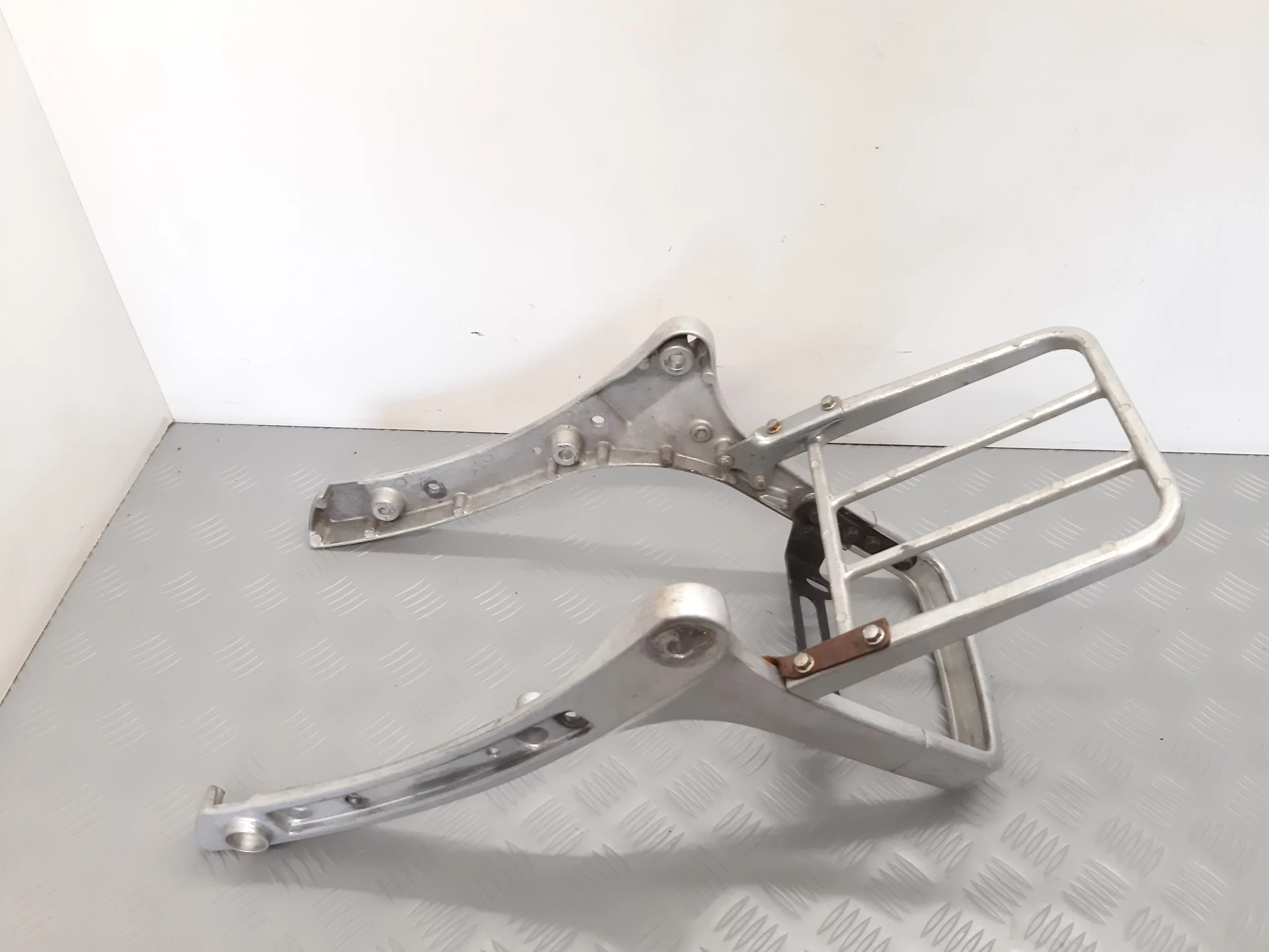 Porte-bagages Honda VT 750 (RC14) année 1984-86 – Image 3